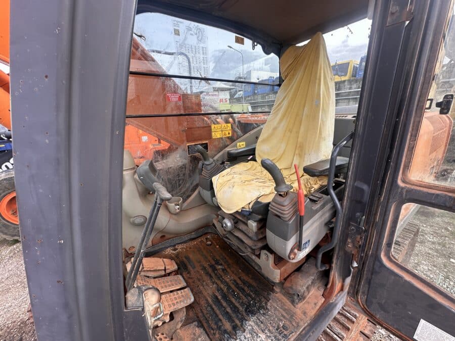 Cabina chiusa dell’Hitachi ZX240N-3 con comandi operatore