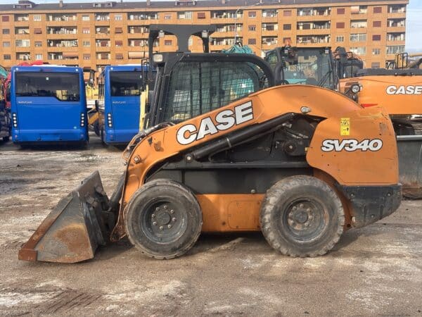 Vista laterale CASE SV340 con pneumatici
