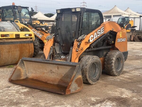 Home 8 Minipala CASE SV340 vista frontale con benna standard in vendita a Roma