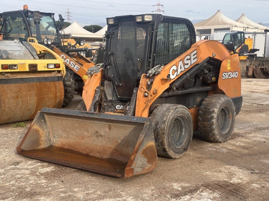 IMG_6050 Minipala CASE SV340 vista frontale con benna standard in vendita a Roma