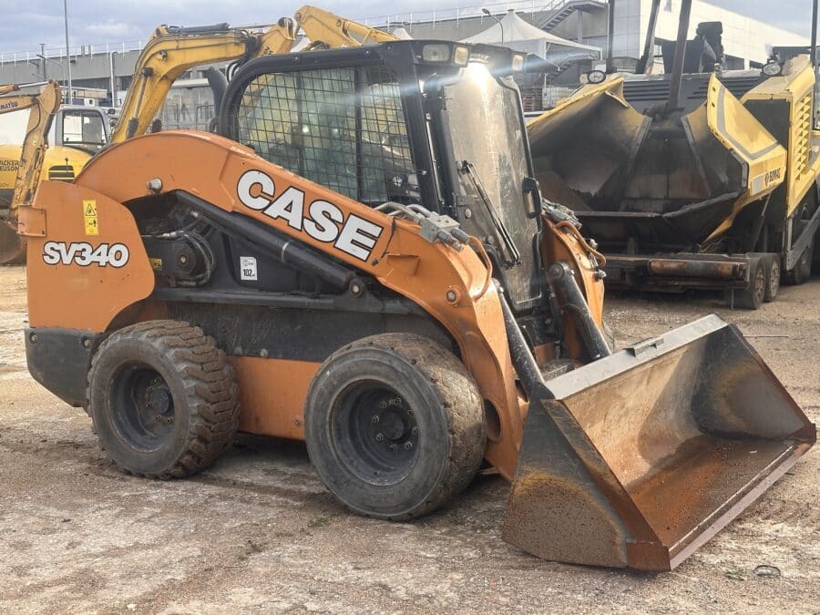 Minipala CASE SV340 vista laterale con benna standard in vendita a Roma