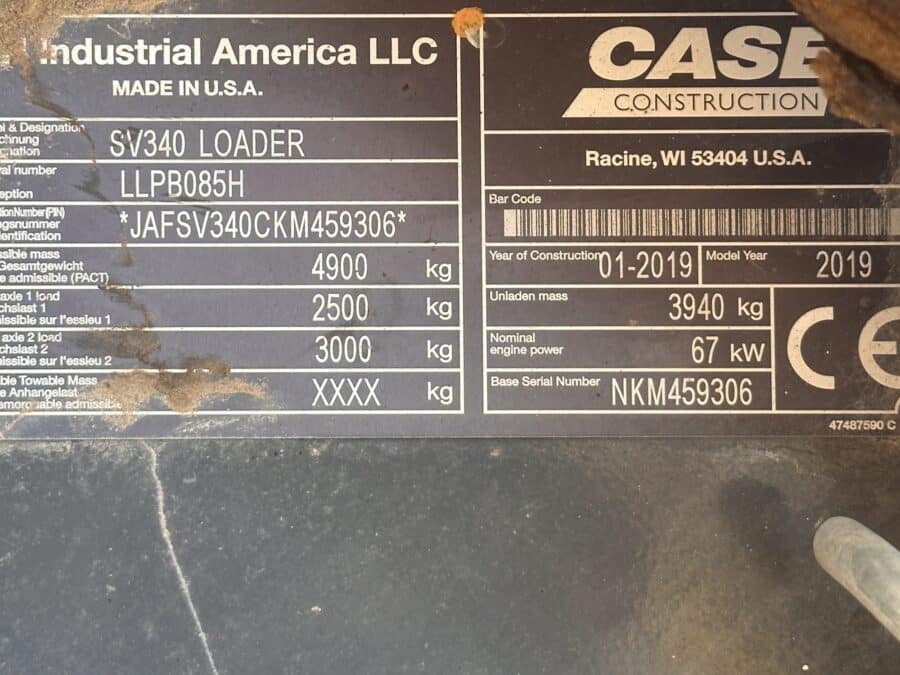 Dettaglio targhetta CE sulla minipala CASE SV340 usata 2019