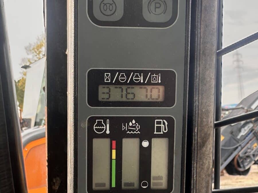 Minipala CASE SV340 durante controllo ore di lavoro su display