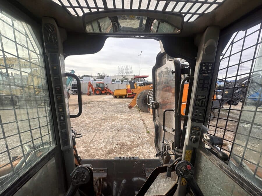 Dettaglio cabina chiusa climatizzata della minipala CASE SV340 2019