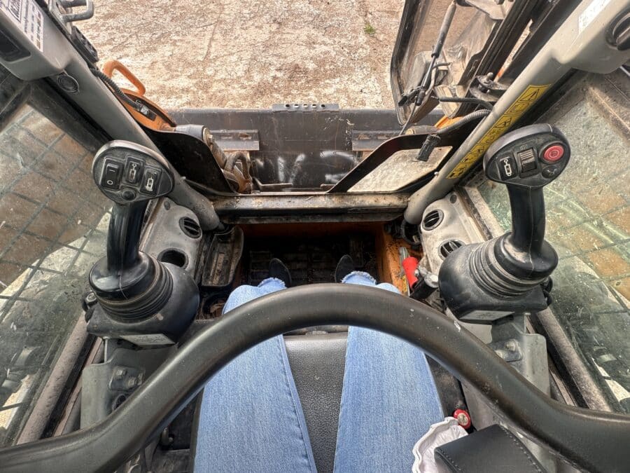 nterno cabina CASE SV340 con comandi e joystick