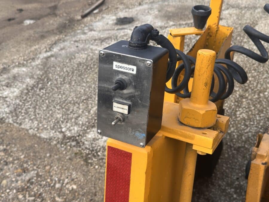 detail left paver widener antonelli vfa42-s road paver with gas bench heater