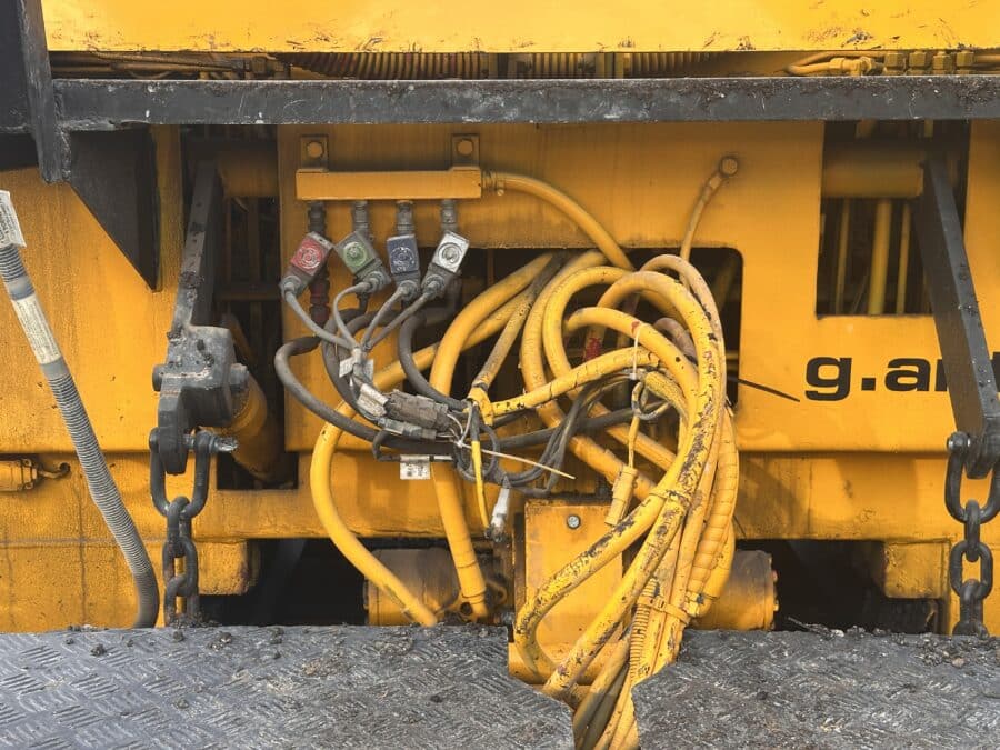 detail hydraulic, electrical connections antonelli paver vfa42-s