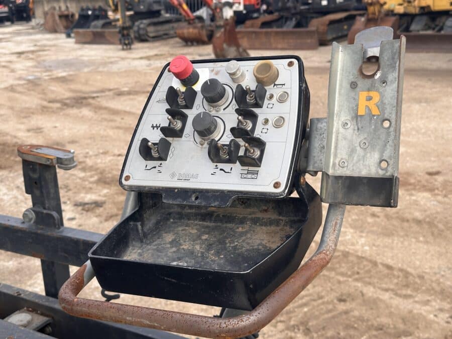 Vista comandi di destra della finitrice stradale BOMAG BF600 P-2 usata 2015