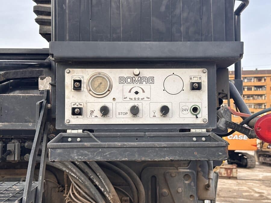Vista quadro comandi della finitrice stradale BOMAG BF600 P-2 usata 2015