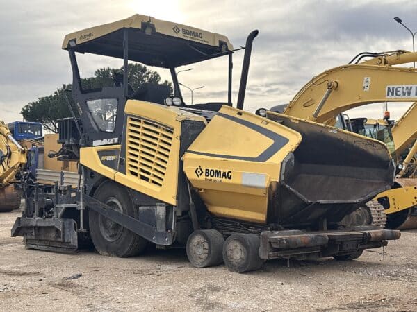 BOMAG BF600 P-2 finitrice gommata vista frontale in vendita a Roma