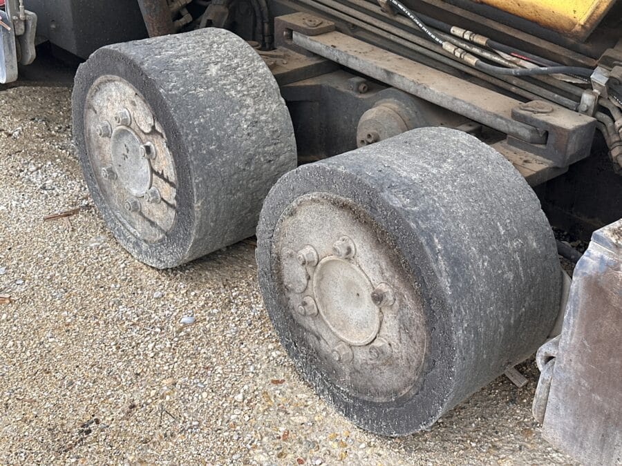 Vista gomme della finitrice stradale BOMAG BF600 P-2 usata 2015