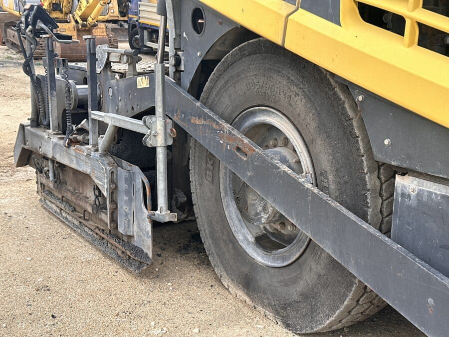 Vista pneumatico destro della finitrice stradale BOMAG BF600 P-2 usata 2015