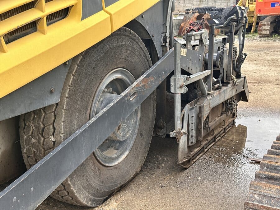 Vista pneumatico sinistro della finitrice stradale BOMAG BF600 P-2 usata 2015
