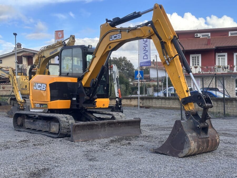 JCB 85Z-1 TH2501054 2017 1 Miniescavatore JCB 85Z-1 2017 vista frontale in vendita ad Anguillara Sabazia