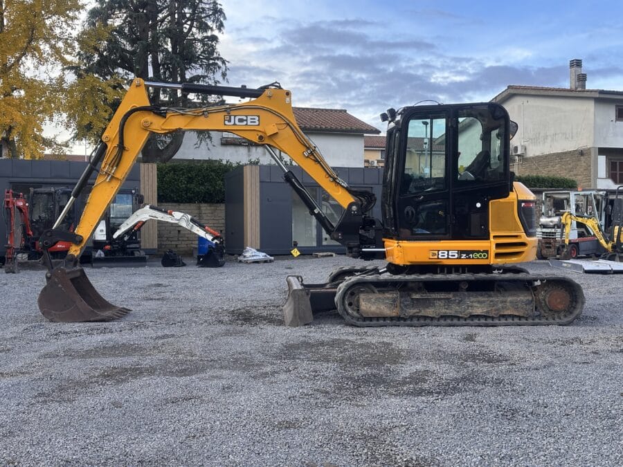 Vista laterale JCB 85Z-1 braccio monolitico