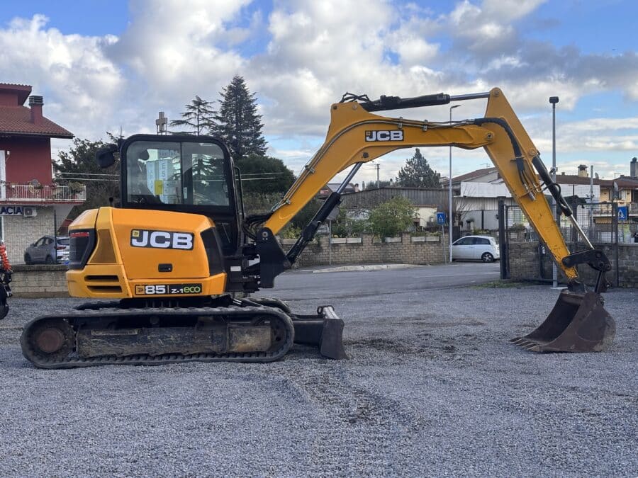 Vista laterale JCB 85Z-1 con cingoli in gomma