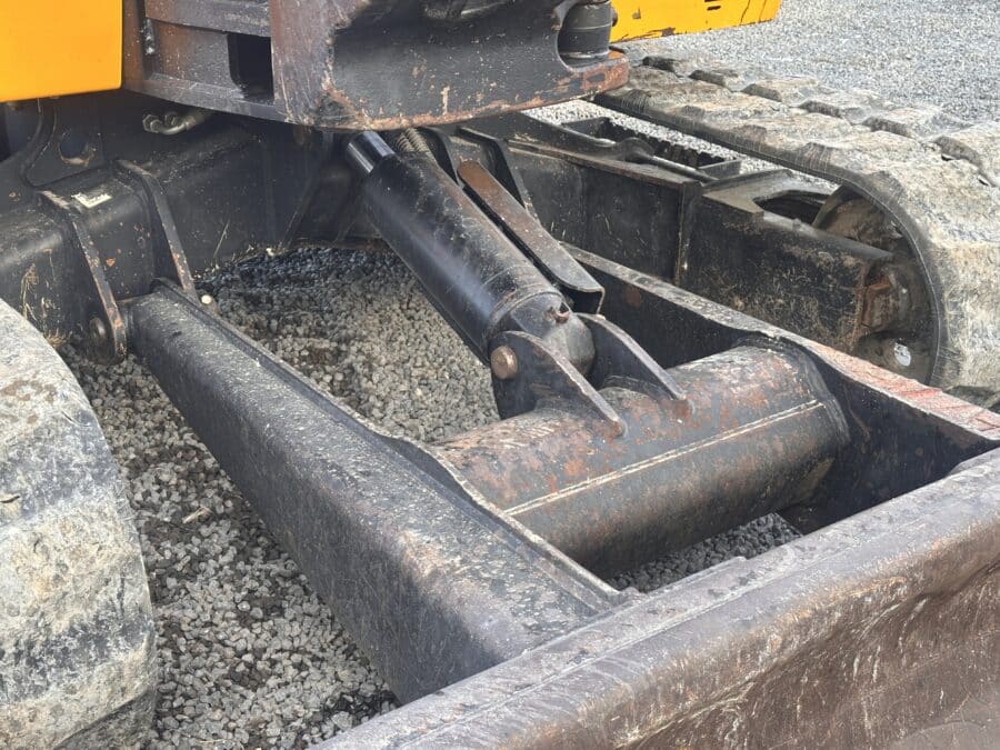 dettaglio attacco lama jcb 85z-1