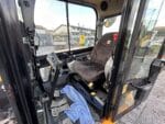 Dettaglio cabina chiusa JCB 85Z-1 con comandi operatore