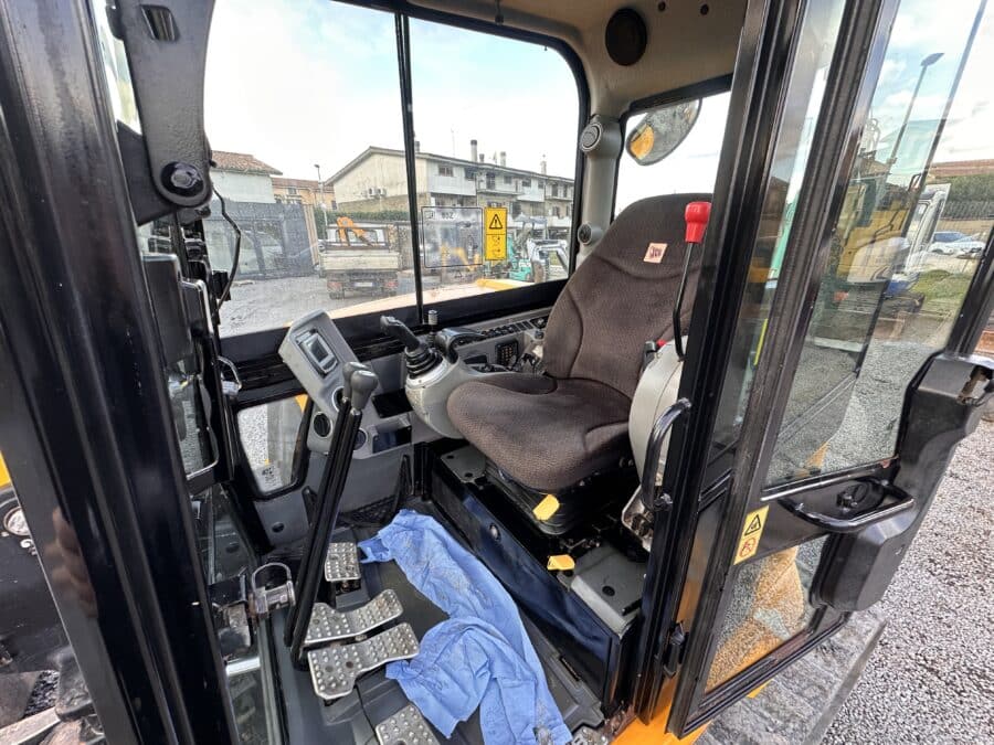 Dettaglio cabina chiusa JCB 85Z-1 con comandi operatore
