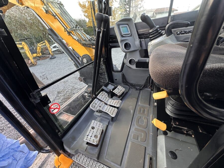 Dettaglio cabina chiusa JCB 85Z-1 con comandi cingoli