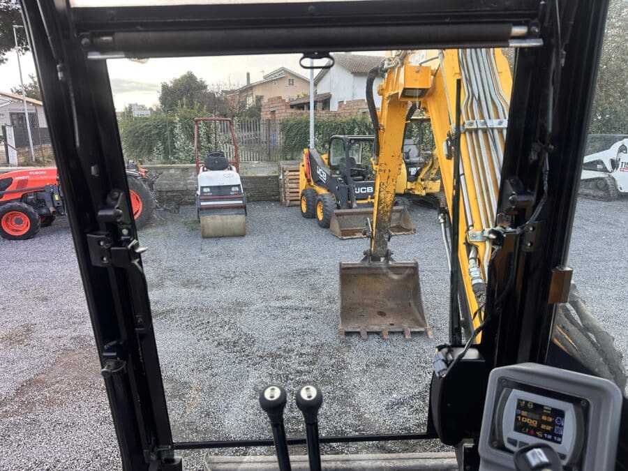 vista frontale interno cabina jcb 85z-1