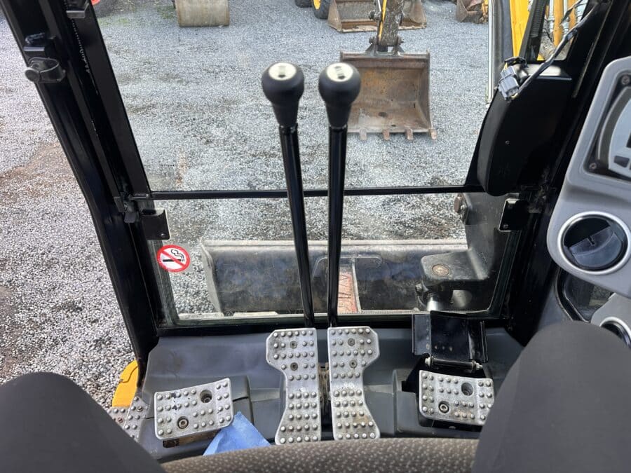 vista dall'altro dei comandi cingoli jcb 85z-1