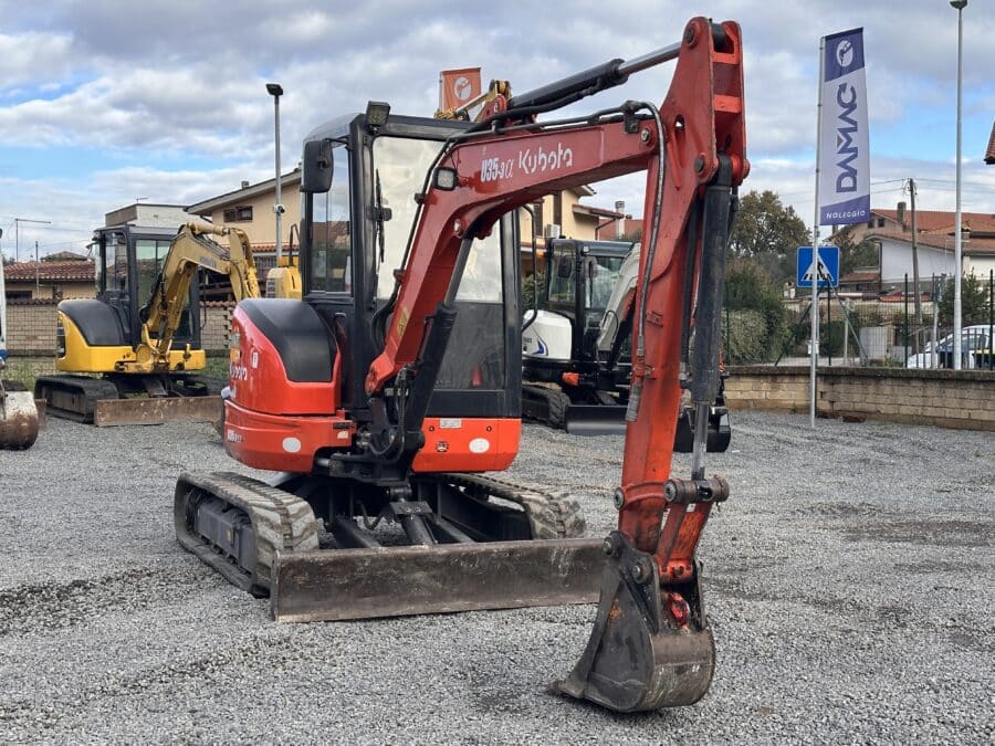KUBOTA U35-3a3 86058 2016 1 Miniescavatore Kubota U35-3A3 2016 vista frontale in vendita ad Anguillara
