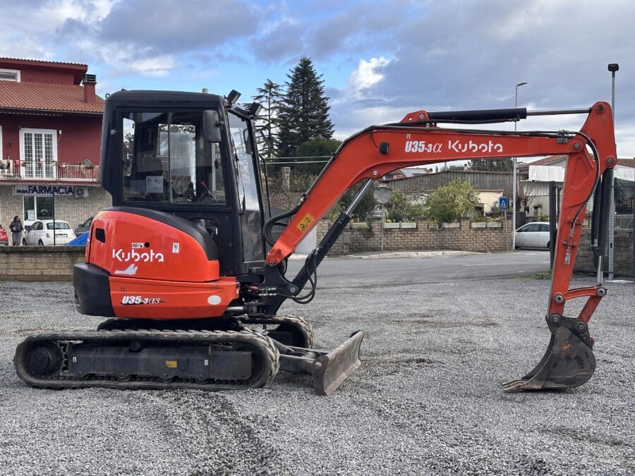 Vista laterale Kubota U35-3A3 girosagoma su cingoli in gomma