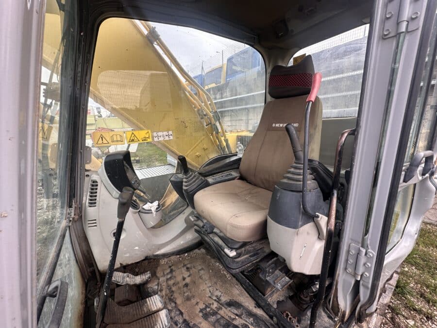 Dettaglio cabina chiusa New Holland E215B