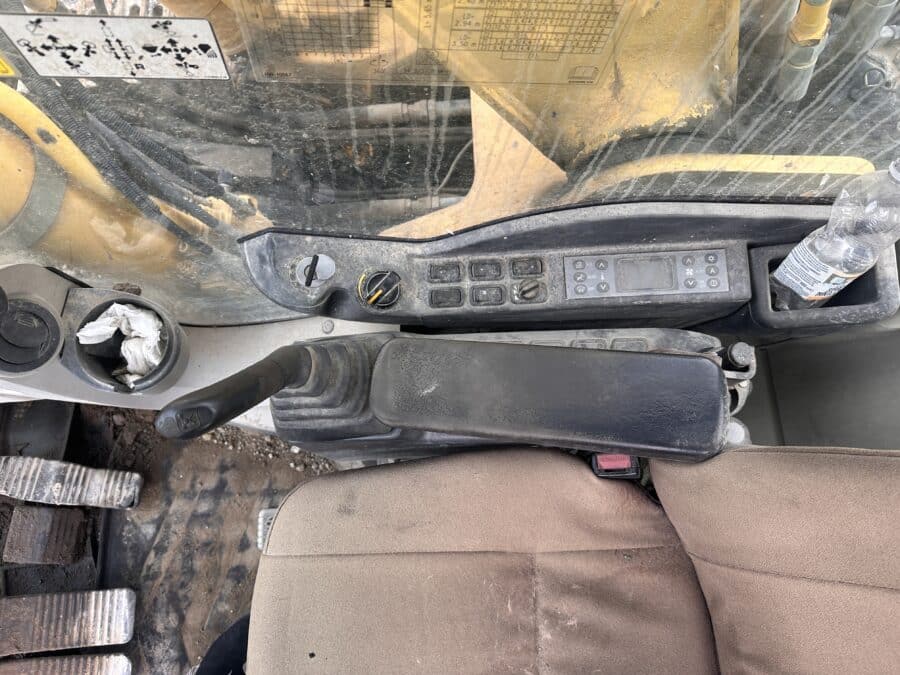 Escavatore New Holland E215B comandi di destra