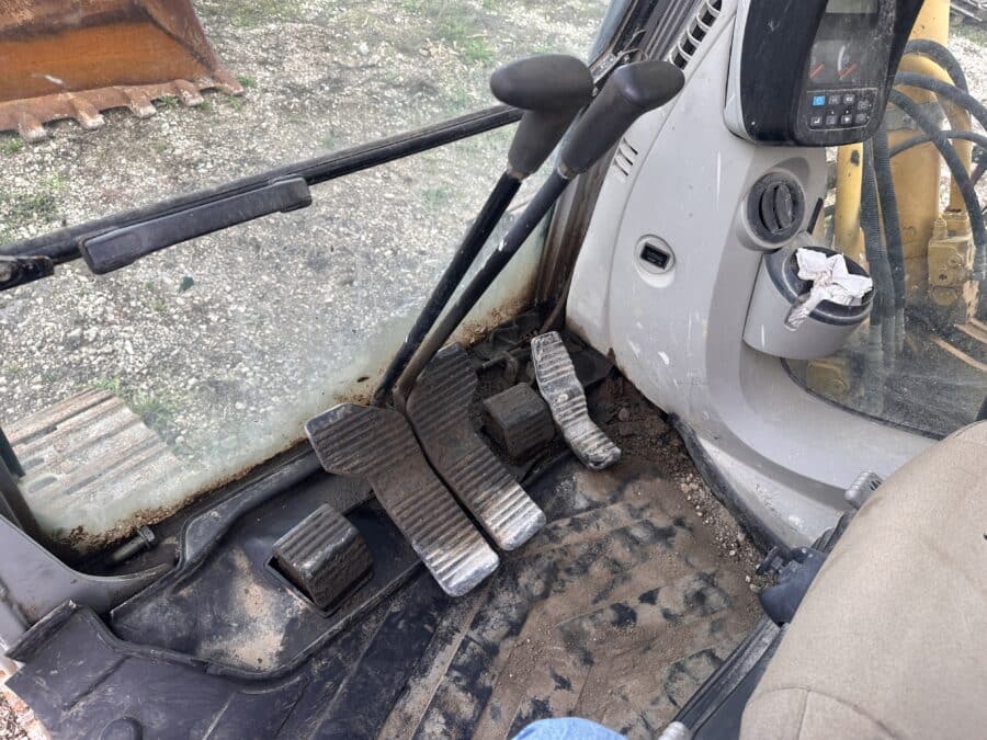 Escavatore New Holland E215B leve