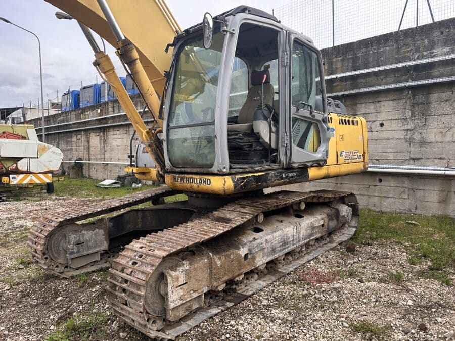 Escavatore New Holland E215B vista frontale dettaglio cabina chiusa