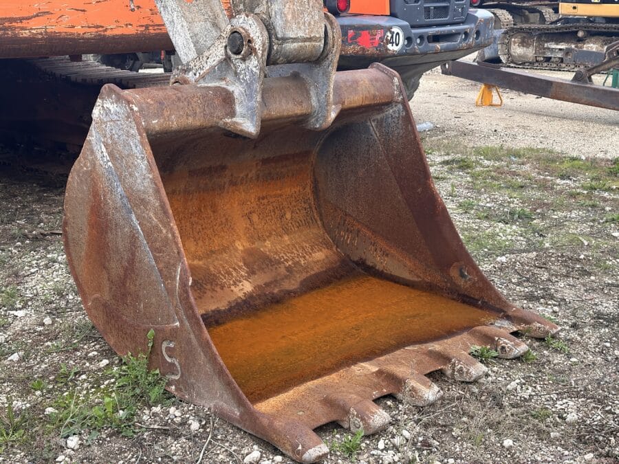 Escavatore New Holland E215B benna da scavo