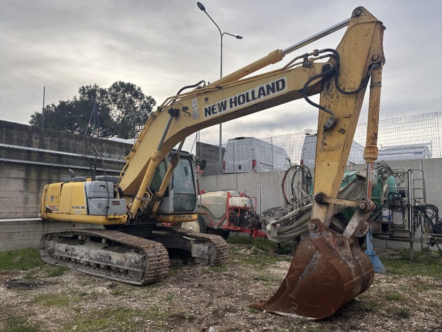 Escavatore New Holland E215B vista completa lato destro