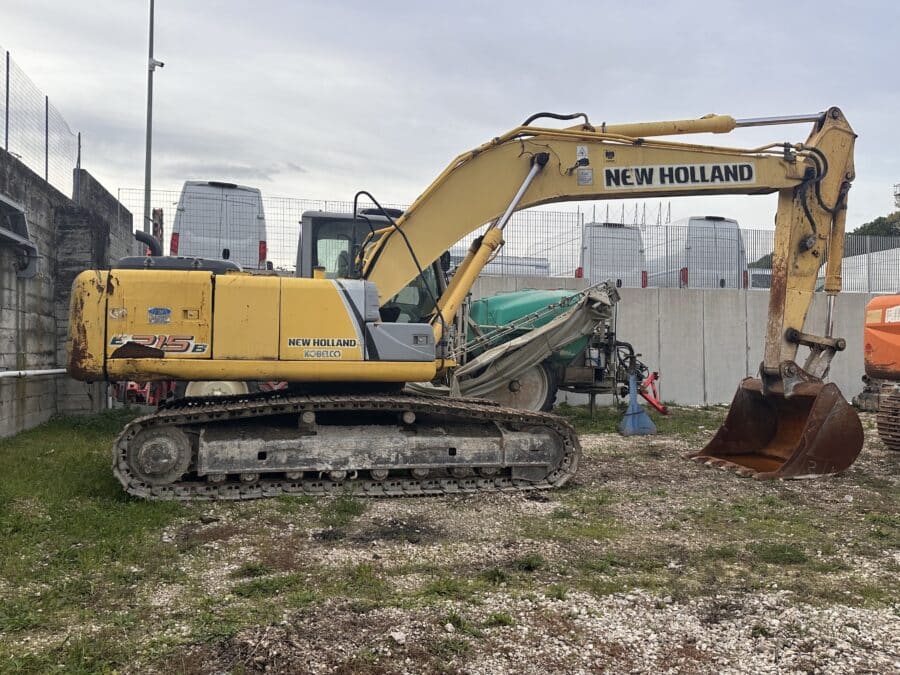 Escavatore New Holland E215B vista laterale