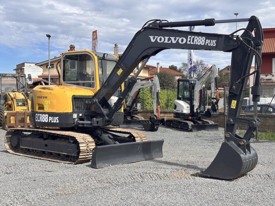 Volvo ECR88 Plus Miniexcavadora de ocasión con cabina cerrada y cazo de excavación