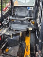 Dettaglio cabina aperta JCB 190HF con comandi operatore