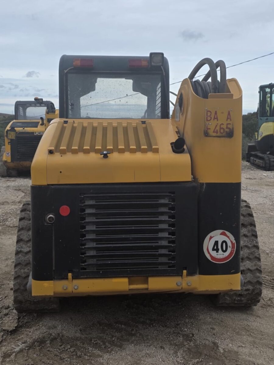 Vista posteriore JCB 190HF con targa e telaio robusto