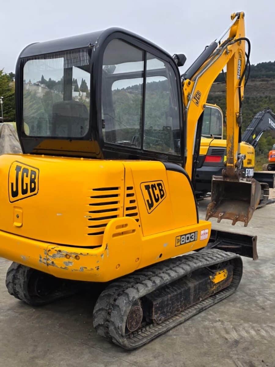 Vista posteriore JCB 803 SUPER presso rivenditore DAMAC