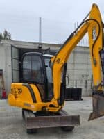 Miniescavatore JCB 803 SUPER vista frontale con benna da scavo