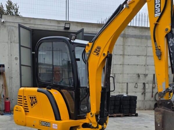 Home 6 Miniescavatore JCB 803 SUPER vista frontale con benna da scavo