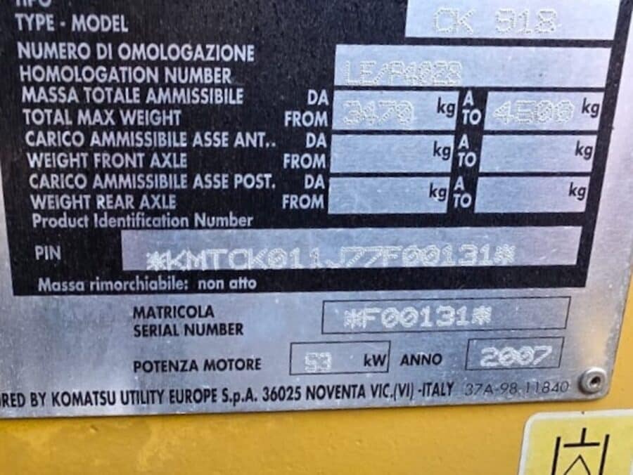 Vista posteriore Komatsu CK20 con targa e telaio
