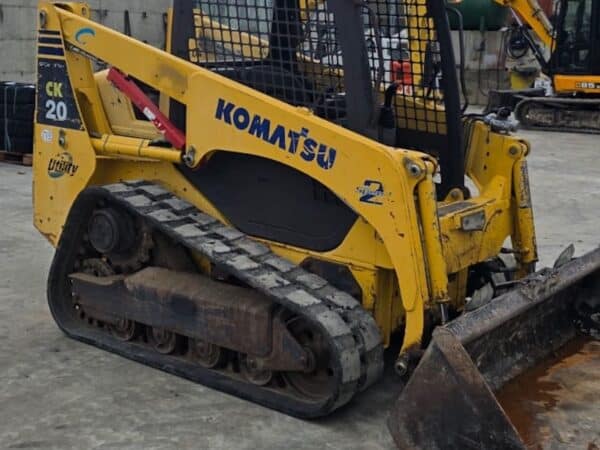 Profilo destro Komatsu CK20 con benna abbassata