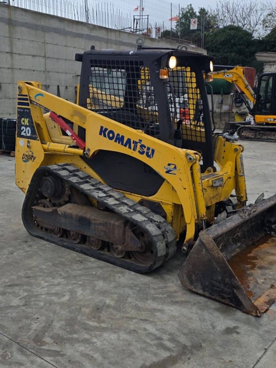 Profilo destro Komatsu CK20 con benna abbassata