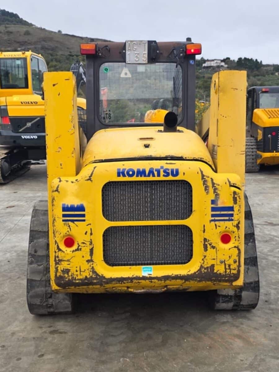 Vista posteriore Komatsu CK20 con targa e telaio