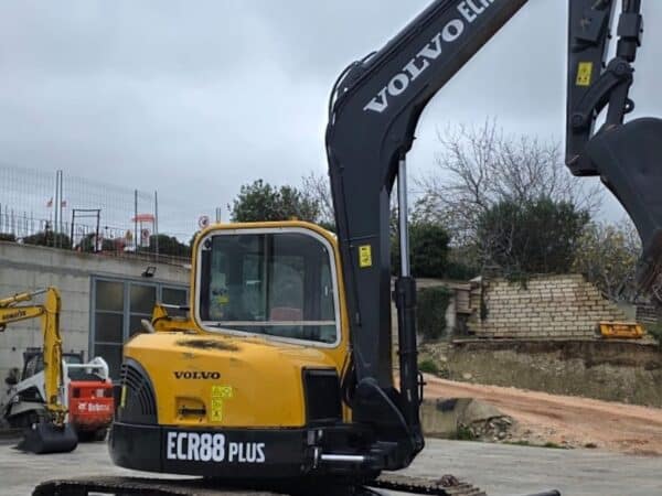Home 8 Miniescavatore Volvo ECR88 Plus vista frontale con cabina chiusa