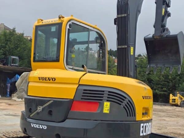 Vista posteriore Volvo ECR88 Plus carro fisso e cingoli in ferro