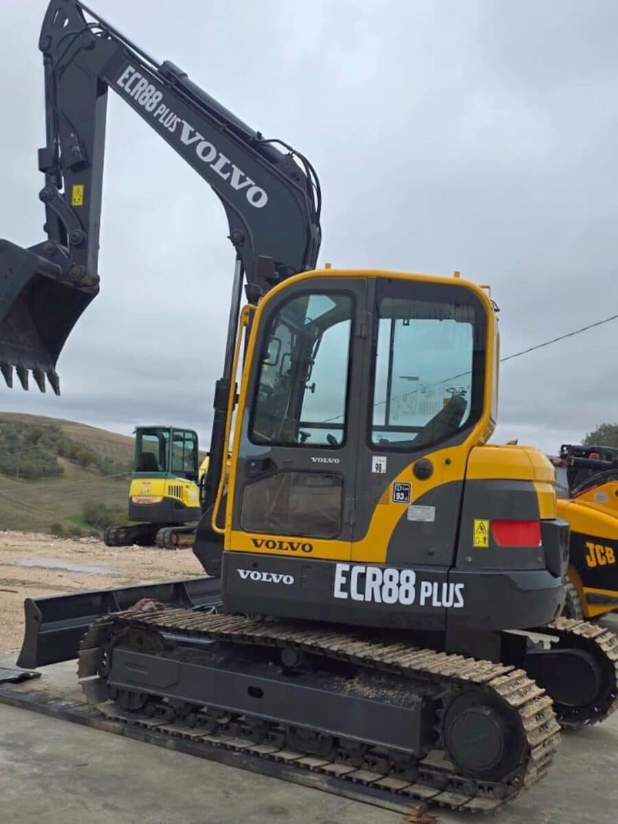 Volvo ECR88 Plus laterale sinistro con braccio monolitico alzato