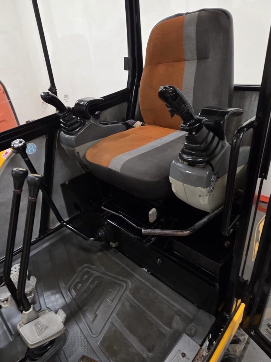 JCB 803 SUPER dettagli cabina e comandi