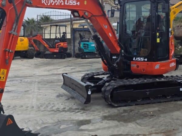Miniescavatore KUBOTA U55-4 2018 vista frontale con cabina chiusa